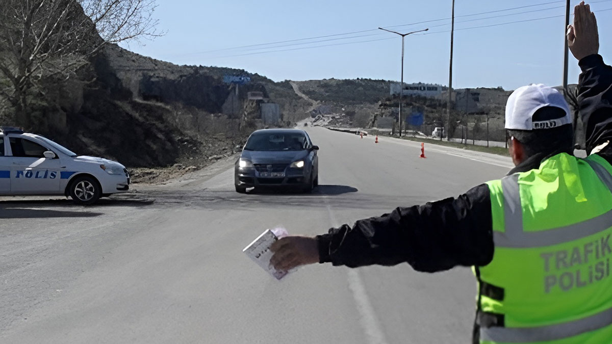 Yol kontrolünde aracın bagajından çıkan 'Pes' dedirtti! Polisleri bile şaşkına çevirdi