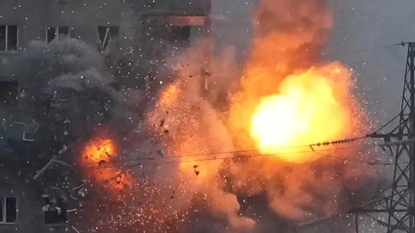 Venezuela'da mutfak tüpü patladı, bina çöktü: 2 bebek dâhil 7 kişi hayatını kaybetti