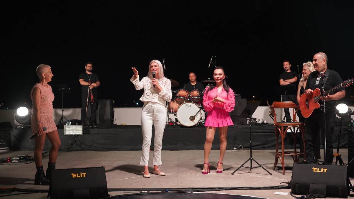 Amfi Tiyatroda Şimdi 90’lar grubundan muhteşem konser
