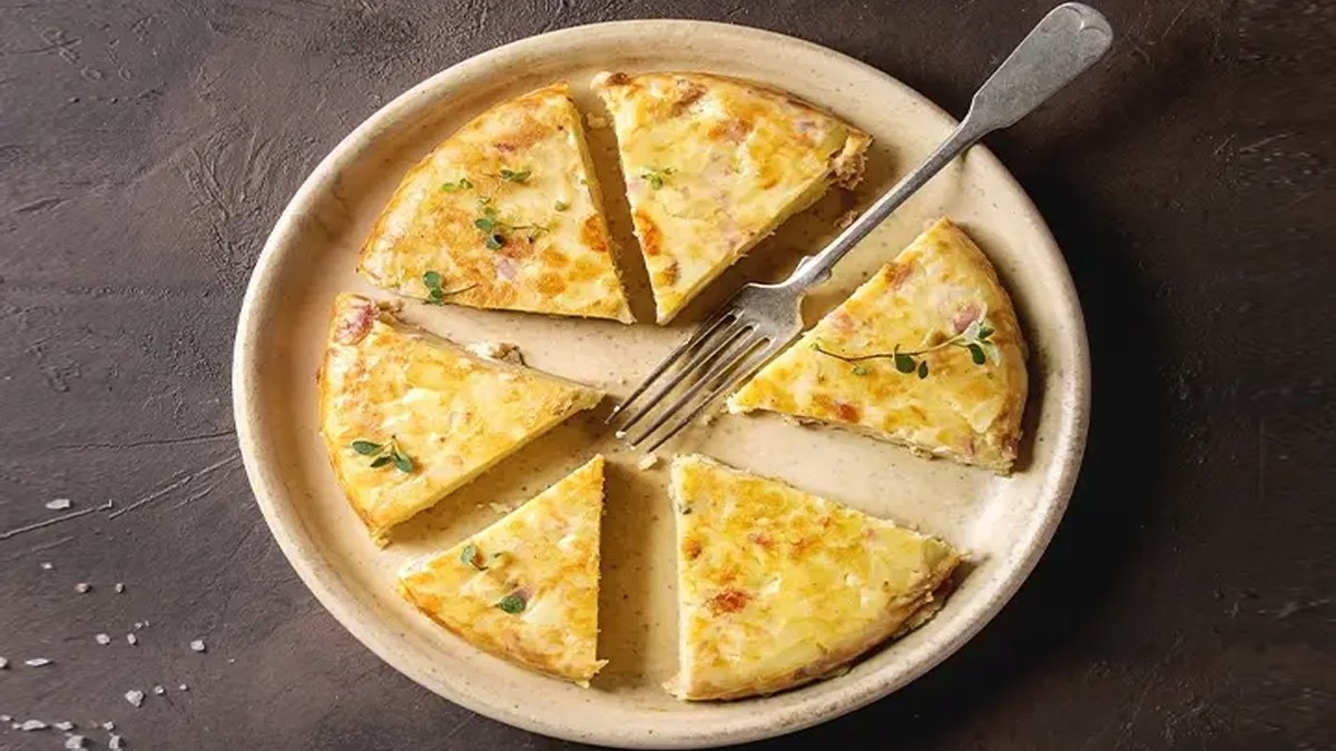 Kahvaltıda yiyen börek sanıyor, 5 dakikada piştiğini gören inanmıyor! İşte börek tadında yumurtalı patates