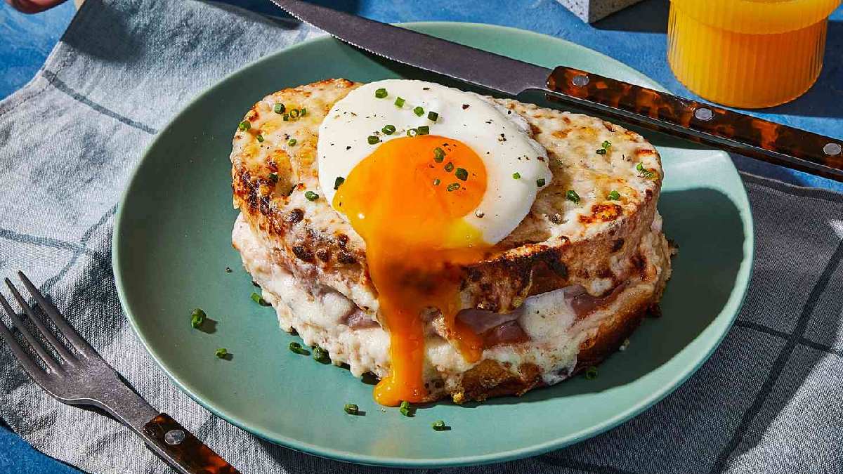Kahvaltı sofranız Fransız kalmasın! Önce görüntüsü sonra lezzeti karın doyuruyor! İşte Croque Madame tarifi…