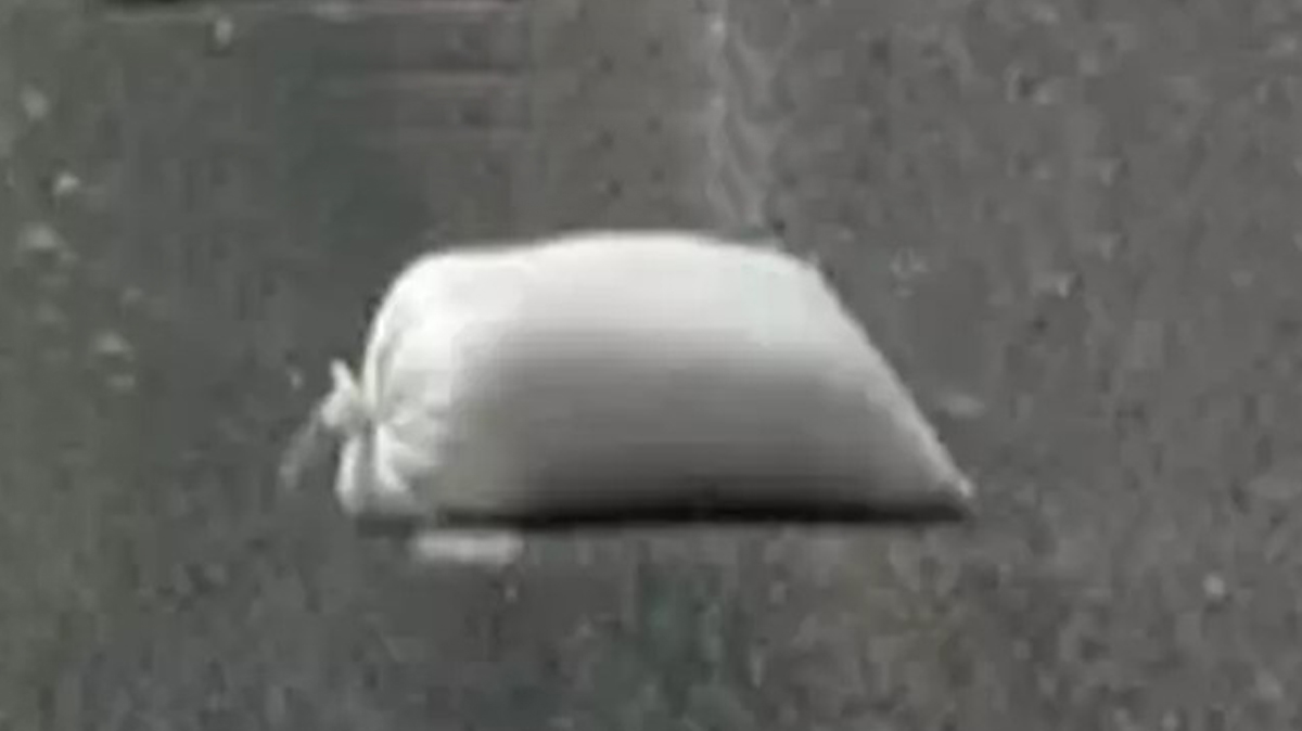 Yola atılan çuvaldan çıkanlar şoke etti