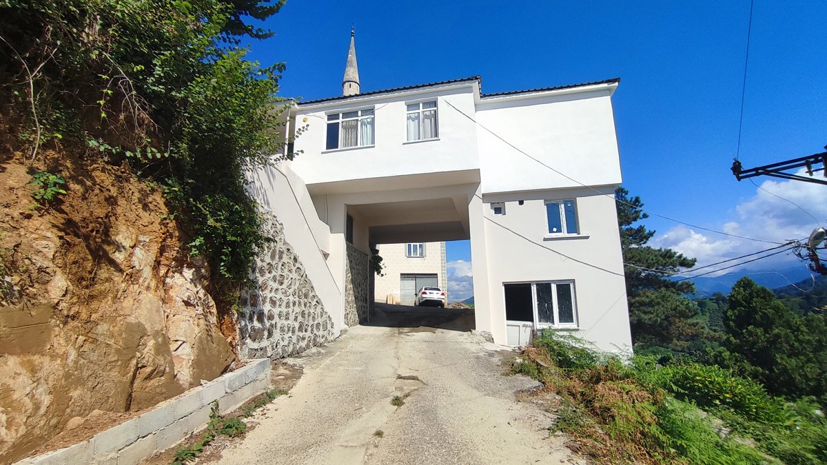 Görenler hayrete düştü: Altı yol, üstü lojman