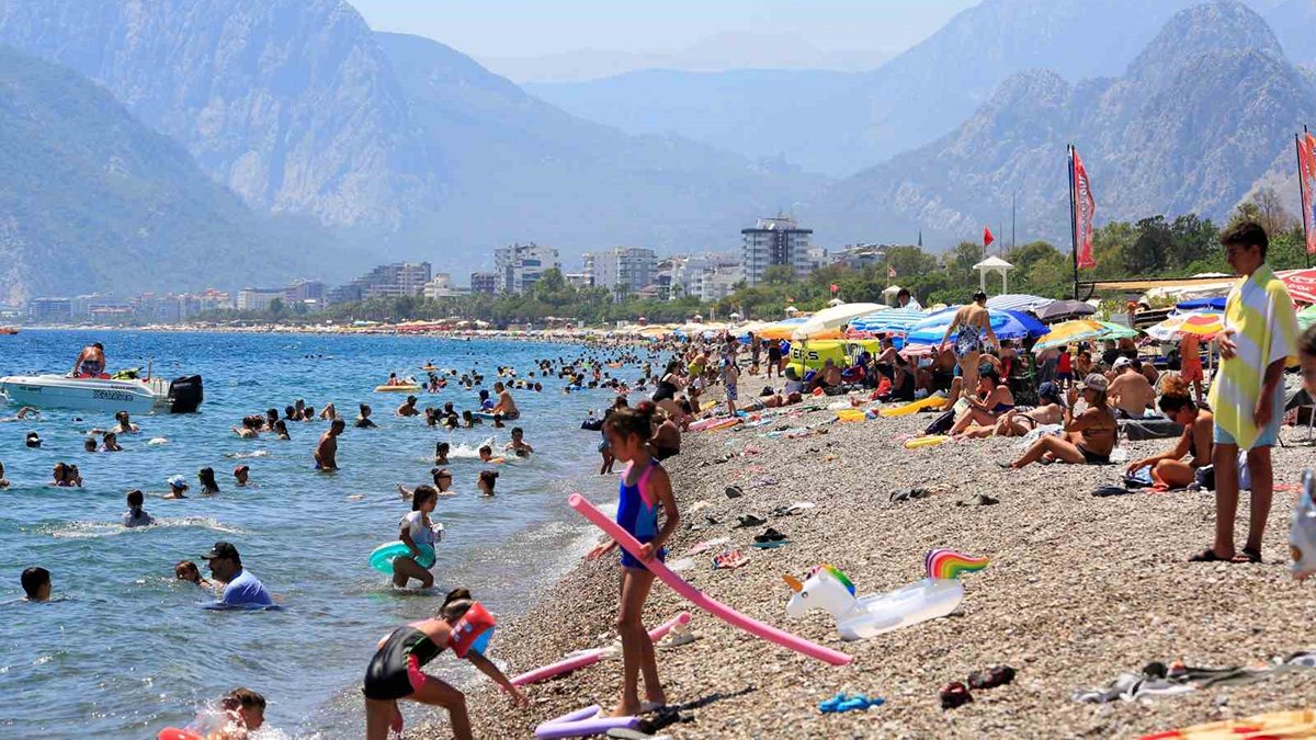 O ilimizde termometreler 44 dereceyi gördü! Sıcaktan bunalan sahillere akın etti