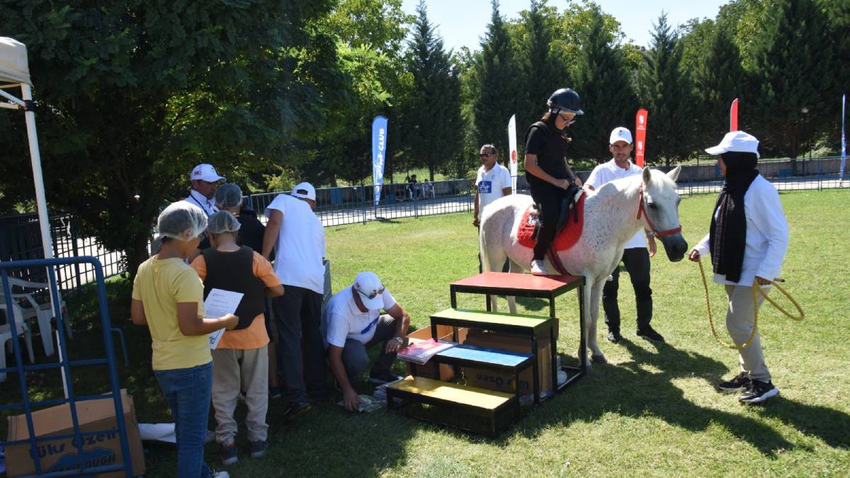 Pony atlarıyla buluşan çocuklar keyifli anlar yaşadı