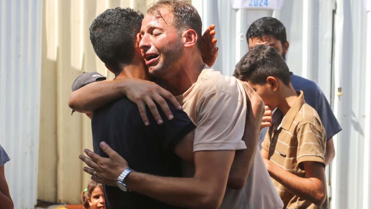 Filistinli Baba, ikiz bebeklerinin doğum belgesini almaya çıktı, İsrail saldırısında tüm ailesini kaybetti