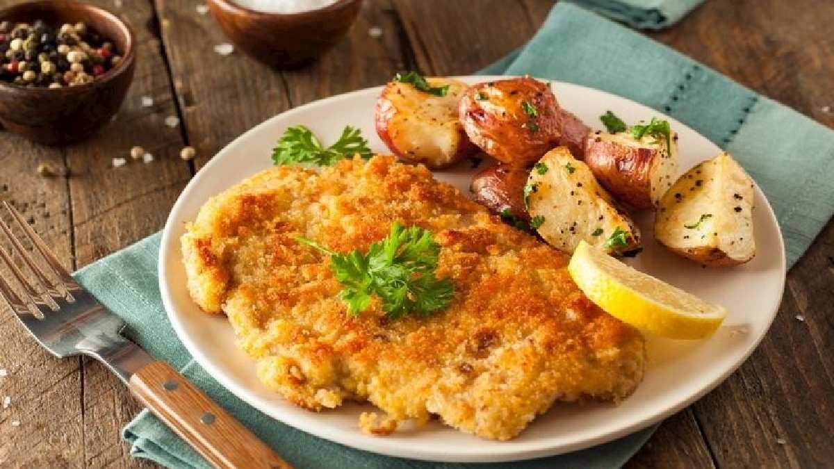 Kimse hazırının yüzüne bakmayacak! Tavukgöğsü olan hemen deniyor! İşte dışı çıtır içi sulu şinitzel tarifi…