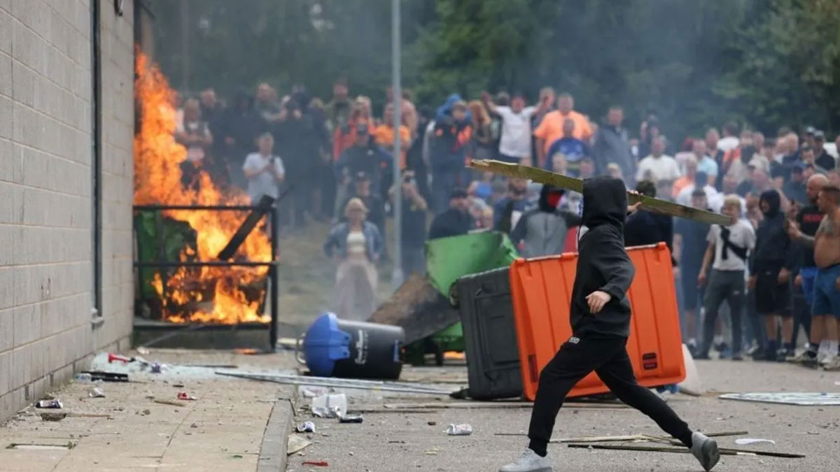 İngiltere’de sığınmacılara karşı eylemlerde gözaltı sayısı bin 24’e yükseldi
