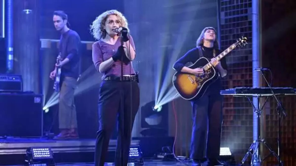 "Zorlu İsrail'e elektrik satıyor" haberine duyarsız kalmadı. Amerikalı şarkıcı Blondshell'den Zorlu konserine iptal kararı