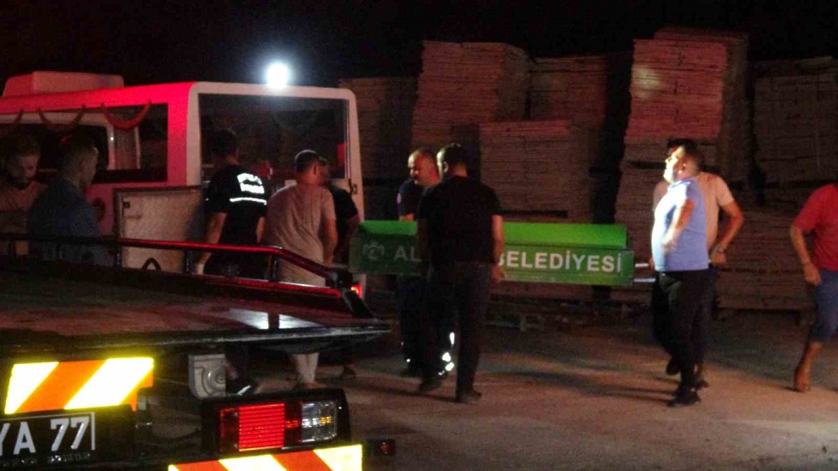 Alanya’da feci kaza: Babanın çabası yetersiz kaldı! Eşi ve 1 yaşındaki kızı hayatını kaybetti