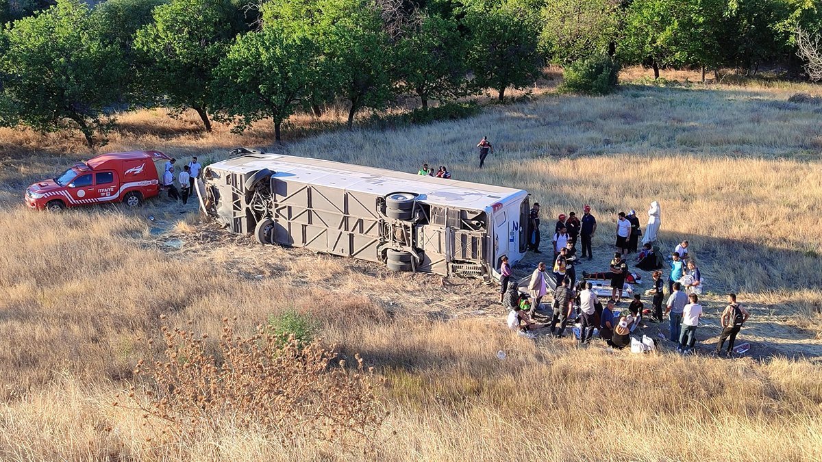 Yolcu otobüsü şarampole devrildi! Çok sayıda yaralı var