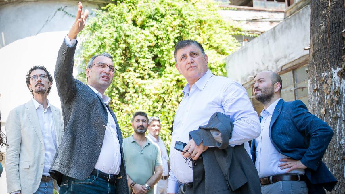 Başkan Tugay ve Mahir Polat tarihi Basmane semtinde incelemelerde bulundu