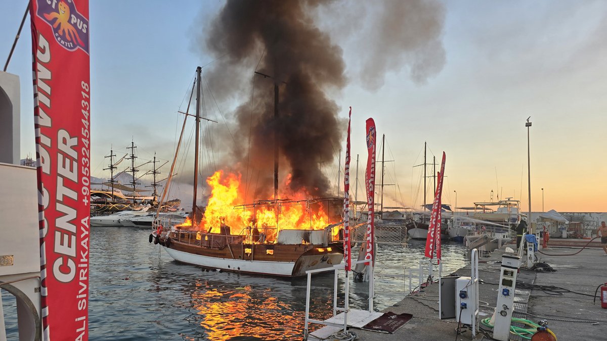 Antalya'da gezi teknesi alev alev yandı