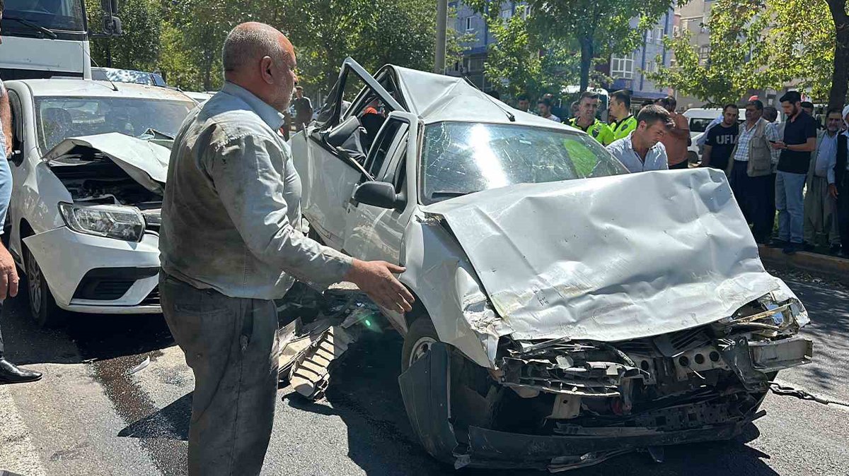 2 TIR'la, 2 otomobil birbirine girdi! Yaralılar var