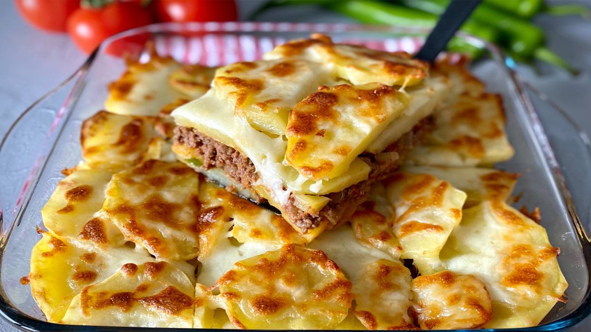 200 gram kıymayla bir tepsi çıkıyor! Akşama ne pişirsem diye düşünmeyin, işte patates musakka tarifi