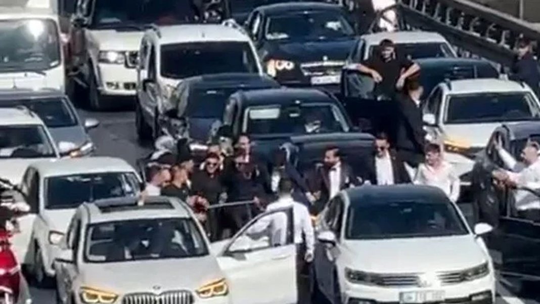 Trafiği kapatıp halay çekenler gözaltında