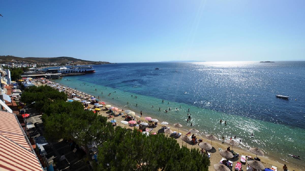 Avşa Adası'na misafir akını : Günde 18 feribot sefer düzenliyor!