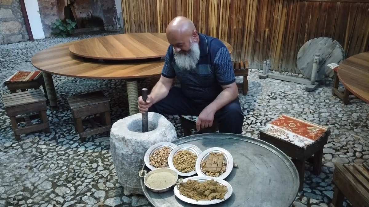 Unutulmaya yüz tutmuş lezzet: 300 yıldır yapılıyor, 3 saat boyunca dövülüyor! Adını duyan bir şeye benzetemiyor