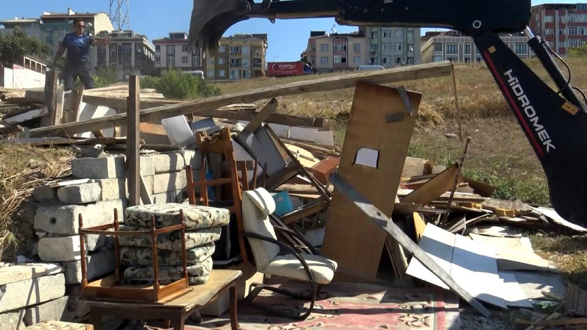 Avcılar'da kaçak barakalar yıkıldı