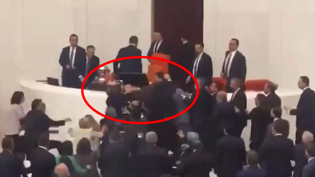 Meclis'te kan aktı: AK Partili vekiller Ahmet Şık'ı yumrukladı