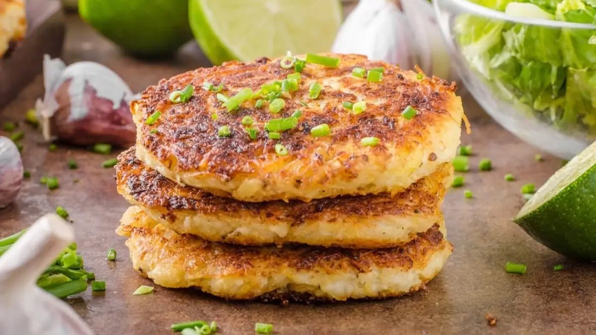 Glutensiz beslenenlerin favorisi! Unsuz patatesli pankek tarifi: Yemeklerin yanında bile yeniliyor