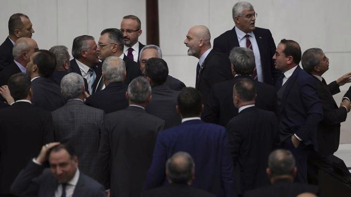 Meclis oturumu Ahmet Şık'a saldırı sonrası yeniden başladı: İki milletvekiline kınama cezası verildi