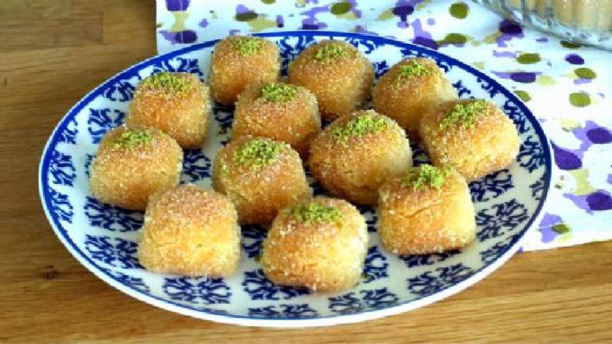 Şerbetli tatlıların hası! Evde irmik olan denesin! Ağızda üğüm üğüm dağılan lezzet