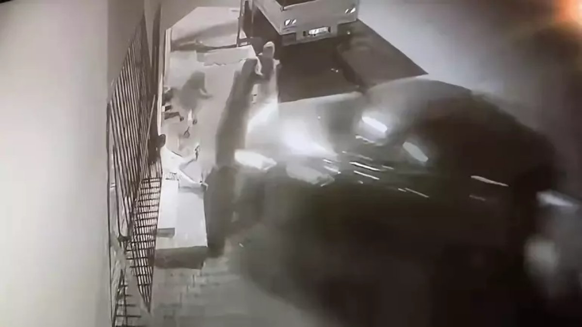 Adana'da bir otomobil evin önünde oturanlara çarptı: Çocuk hayatını kaybetti, 3 kişi ağır yaralı