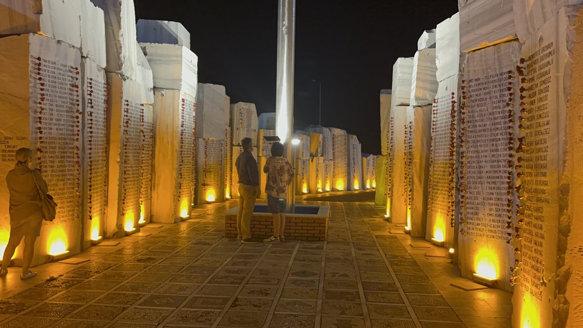 Marmara depreminin üzerinden 25 yıl geçti: Hayatını kaybedenler dualarla anıldı