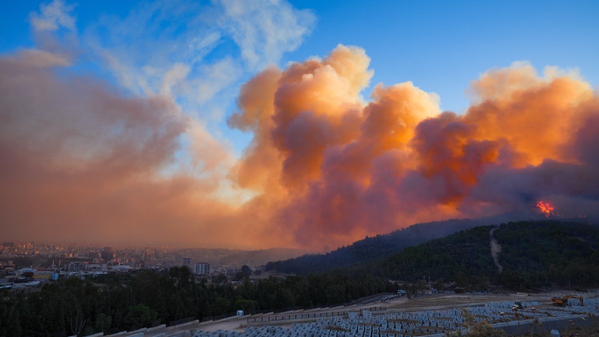 36 saat geride kaldı: İzmir'deki yangın büyüyor
