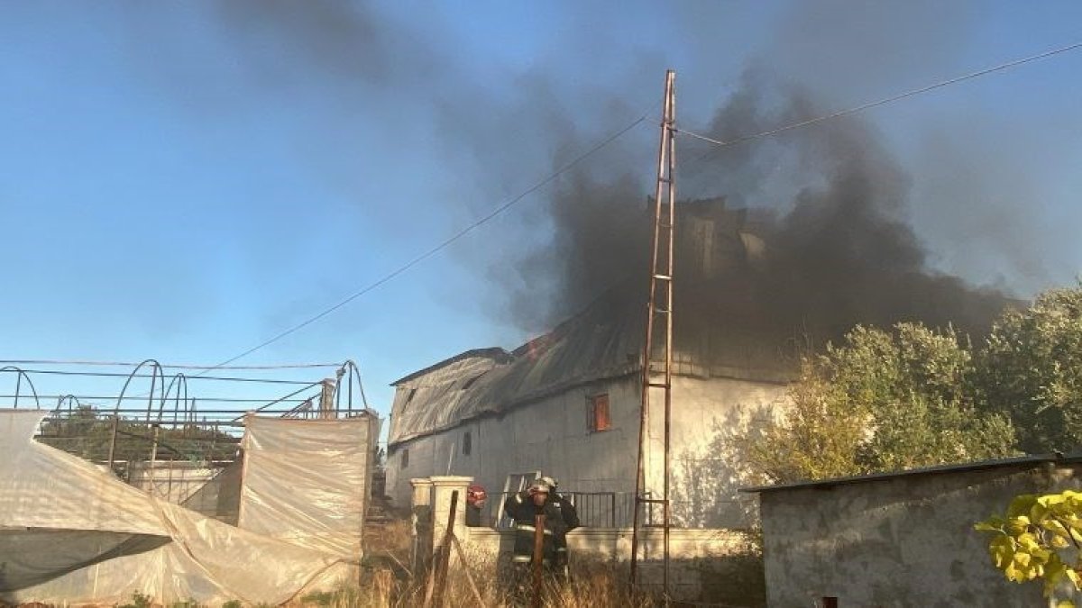 Antalya'da kağıt fabrikasında yangın