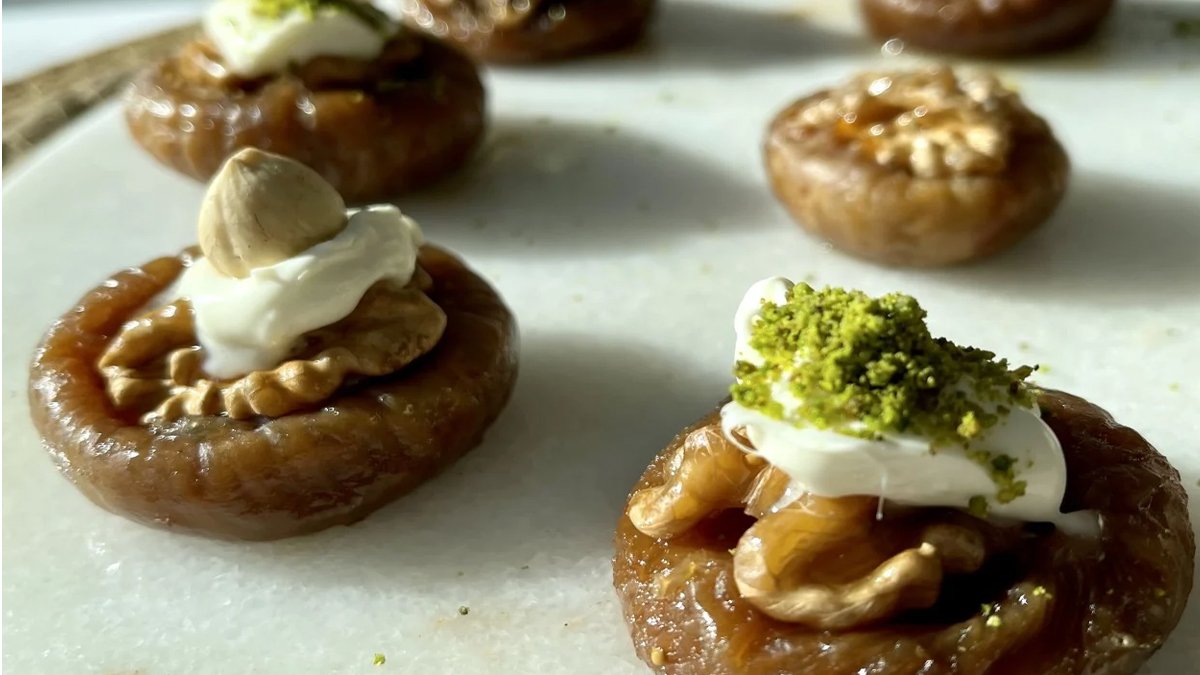 Çaya misafir varsa hemen fırına atın, onlar kapıdan girmeden hazır! İşte damak çatlayan incir tatlısı tarifi