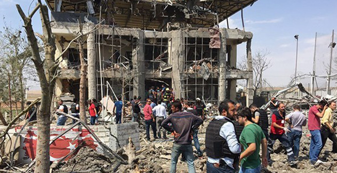 Diyarbakır Çınar'da polis merkezine saldırı: 5'i polis 7 şehit - Son dakika haberleri