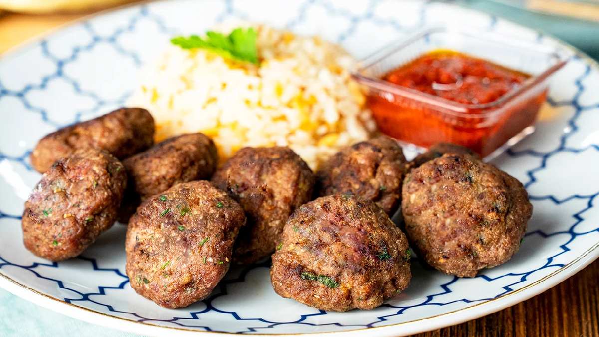 Anne köftesinin gözden kaçırılan sırrı! Bu şekilde deneyen tam lezzete ulaşıyor! Ekmek aramaya gerek kalmadı