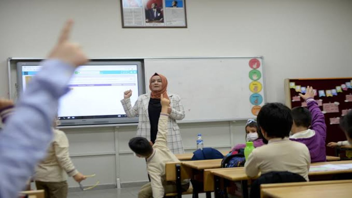 MEB’ten Öğretmenlere kılık kıyafet ayarı: Artık böyle giyinmek yasak