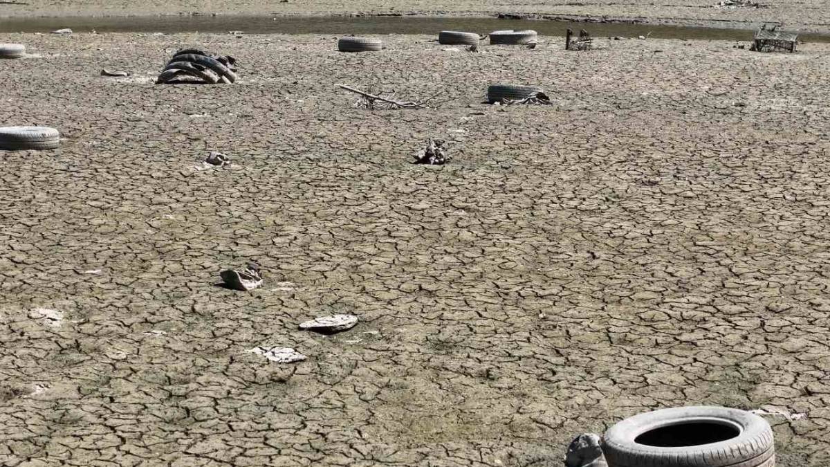 Alibey Barajı’nda kuraklık nedeniyle atıklar gün yüzüne çıktı