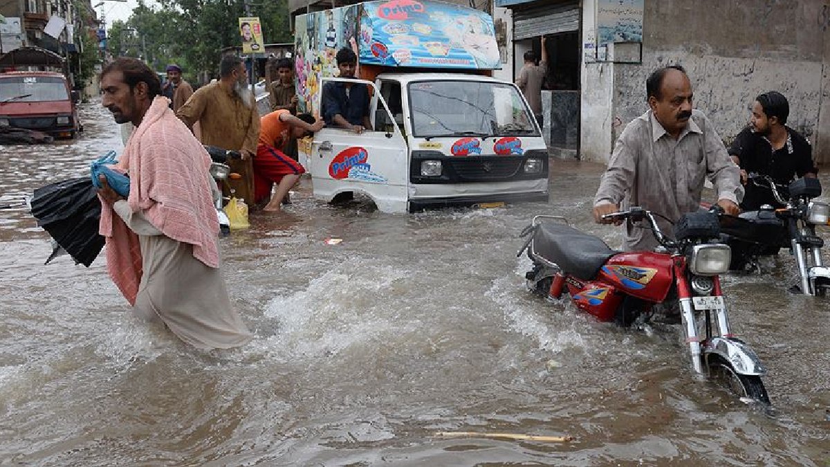 Pakistan’da aşırı yağış 25 can aldı
