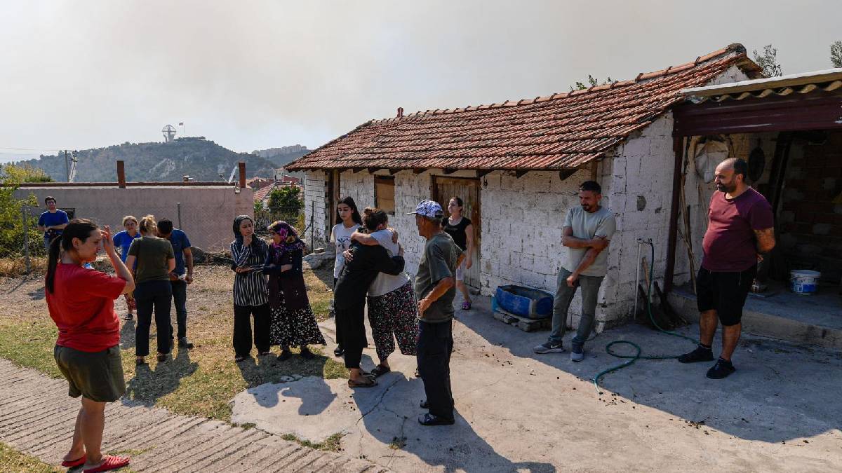 Öznur Tugay’dan yangından etkilenen vatandaşlara geçmiş olsun ziyareti