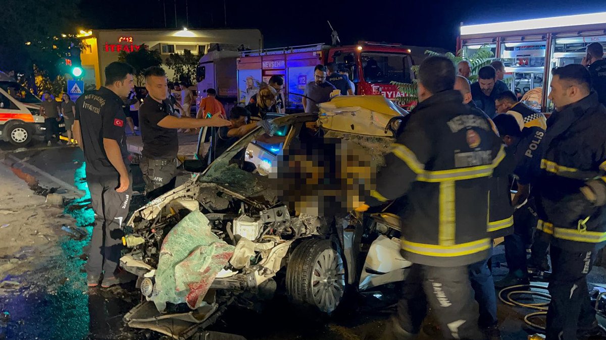 Otomobil TIR'a çarptı! 2 kardeş öldü! Yaralılar var