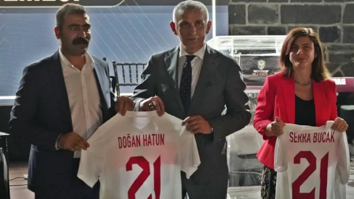 DEM Parti,  Hacıosmanoğlu’na milli takım forması hediye etti