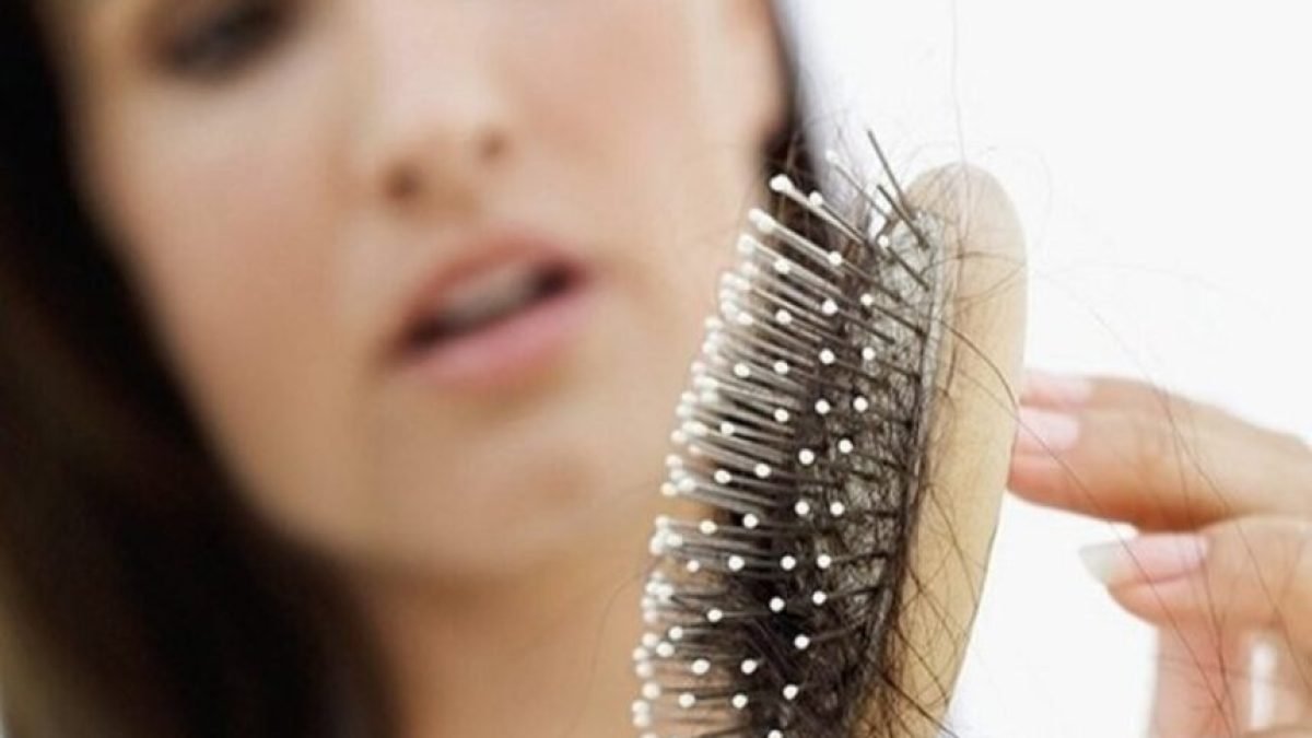 Suya atıp 4 gün boyunca bekletin! Avuç avuç dökülen saçı durdurup yenisini çıkarıyor