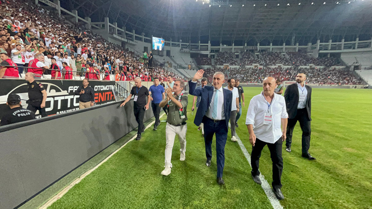 Hacıosmanoğlu Diyarbakır'da tribünleri selamladı
