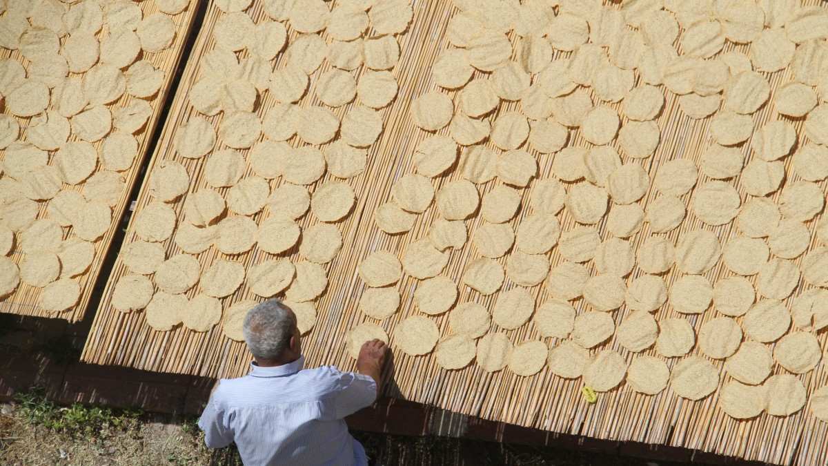 Asırlardır bu yöntem uygulanıyor! Yapımı 2 gün sürüyor, başında saatlerce nöbet tutuluyor! İmece usulü yoğun mesai başladı