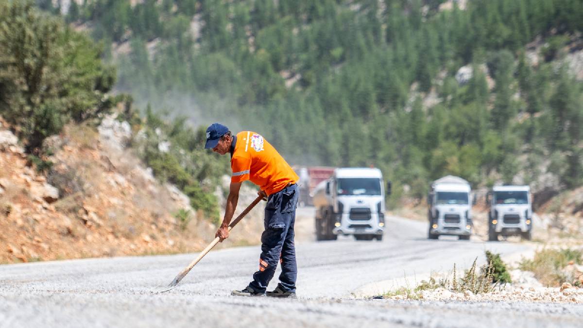 Büyükşehir köyler arası bağlantı yollarını konforlu hale getiriyor