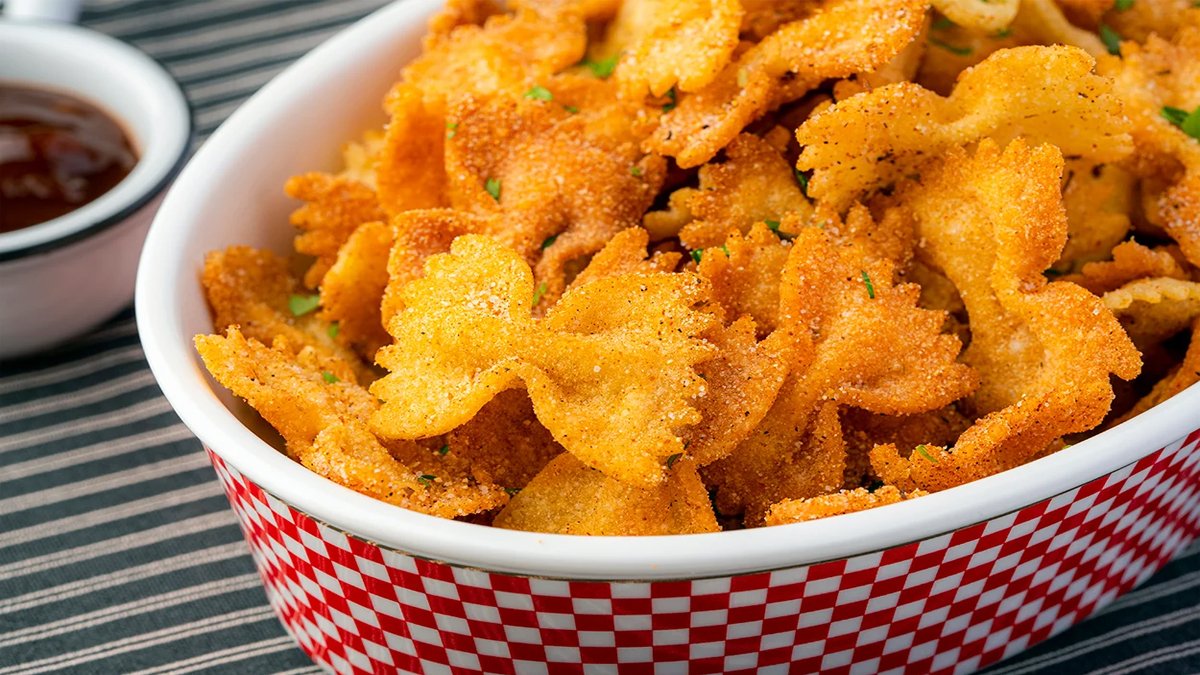 Marketten cips almayın, evde 5 dakikada makarna cipsi tarifi: Kıtır kıtır oluyor, yiyenler lezzetine hayret ediyor