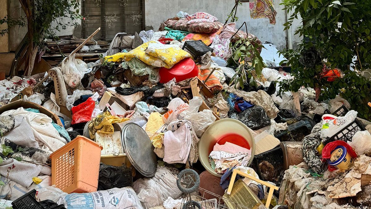 Evden çıkan çöpleri temizlemek için sokakta kamyon trafiği oluştu! Bu kadar atığı nasıl biriktirdiği şaşkınlık uyandırdı