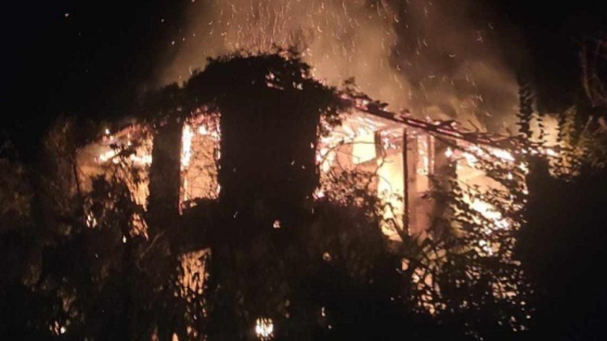 Düzce'de yıldırım düşmesiyle iki katlı metruk bina yandı