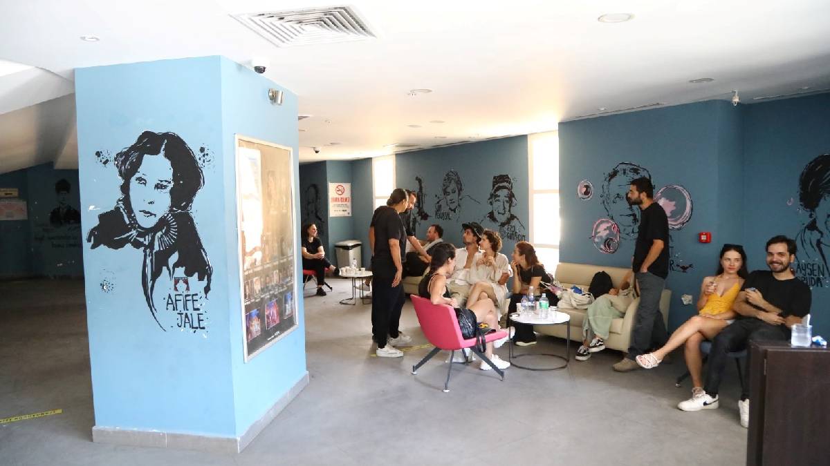 Tiyatronun büyülü dünyası yeni yüzlerine kavuştu