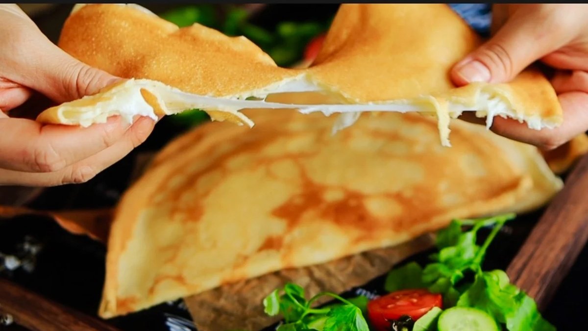 Yufka yok, maya yok! Tavada su böreği tadında krep börek tarifi... Kahvaltıda yiyen akşama da istiyor