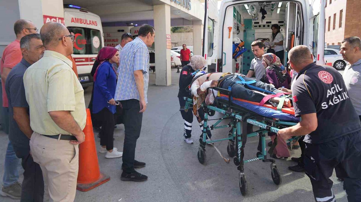 Araçlar kafa kafaya çarpıştı: 9 yaralı